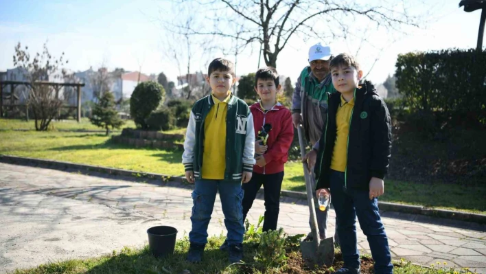 Çocuklar fidanları toprakla buluşturdu