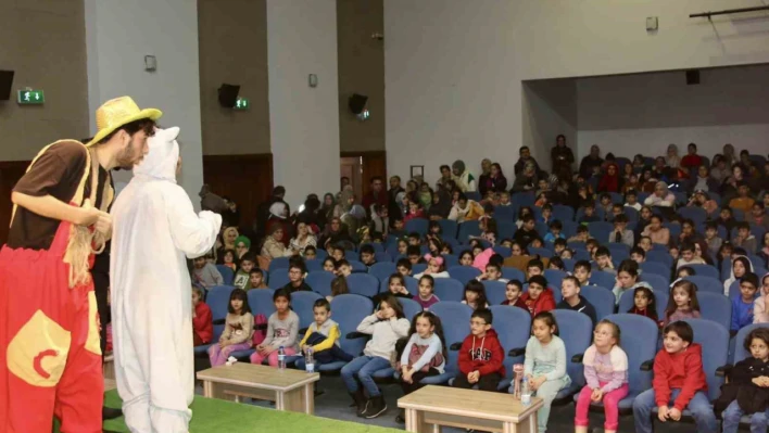 Çocuklar Pamuk ile Kömür oyunuyla eğlendi