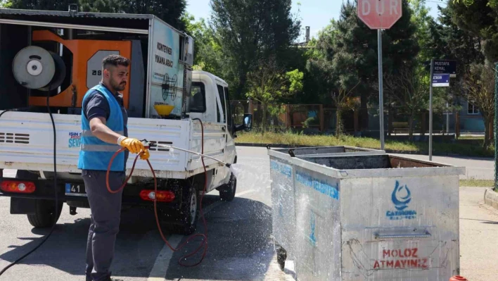 Çöp konteynerleri yerinde yıkanıyor