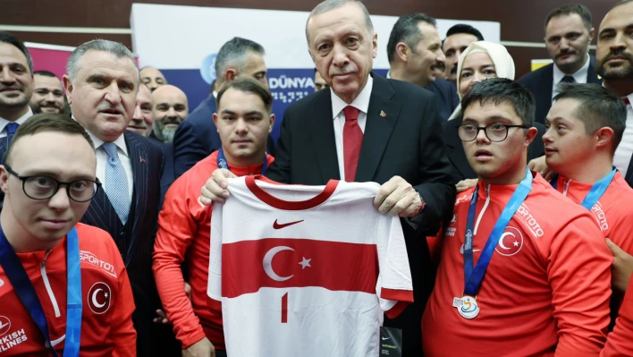 Cumhurbaşkanı Erdoğan Futsal Milli Takımı oyuncularıyla bir araya geldi