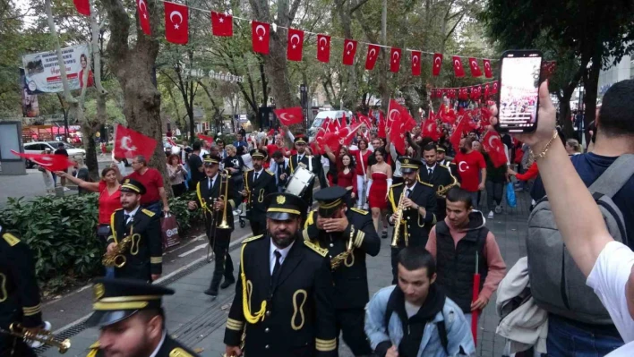 Cumhuriyet'in 100. yıl dönümünde fener alayında buluştular