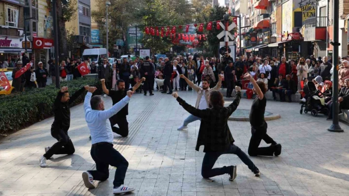 Cumhuriyet'in 101. yılını zeybekle kutladılar