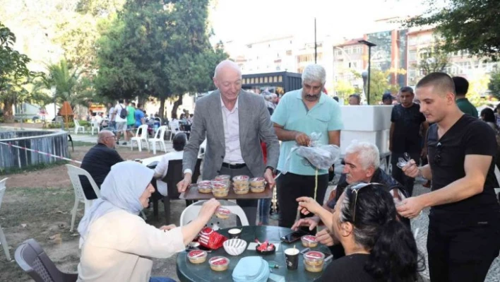 Cumhuriyet Parkı'nda damaklar aşure ile tatlandı