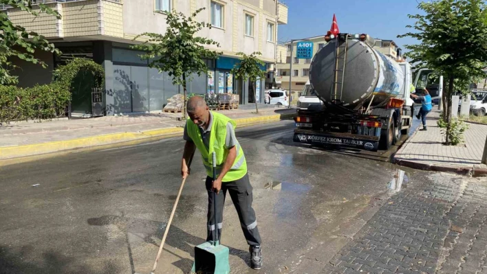 Darıca'da ekipler mahallelerde köşe bucak temizlik yapıyor