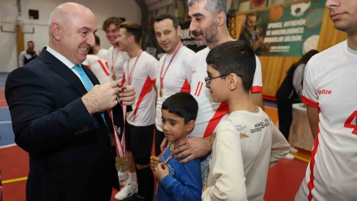 Darıca'da kurumlar arası voleybol turnuvasında ödüller sahiplerini buldu