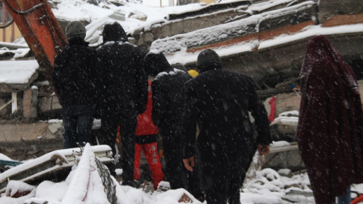 Deprem bölgesinde kar altında zamanla yarış