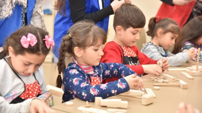 Depremzede minikler hem öğreniyor hem de eğleniyor