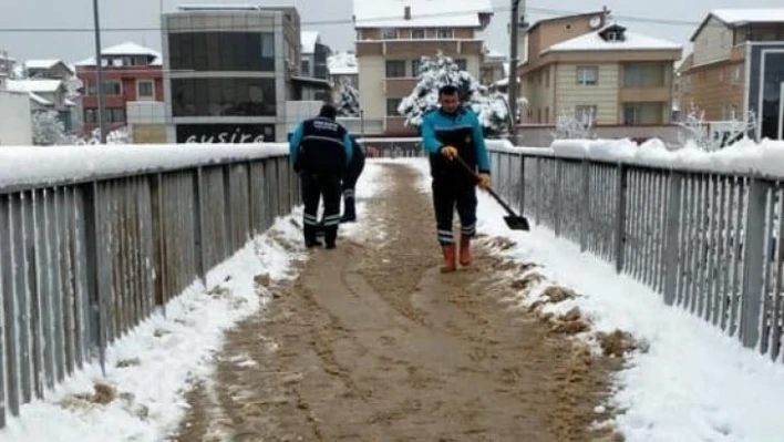 Derince'de ekipler karla mücadelesini sürdürüyor