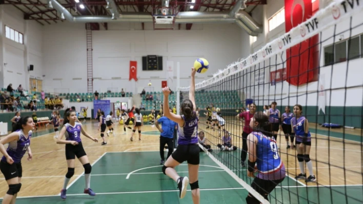 Derince'de voleybol şenliği başladı