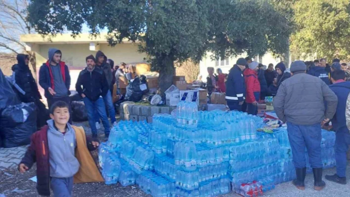 Derince'den deprem bölgelerine 58 tır gönderildi