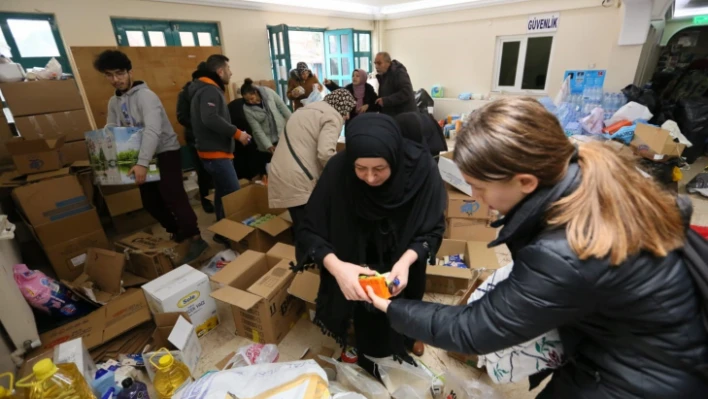 Derince'den deprem bölgesine 4 tır dolusu yardım