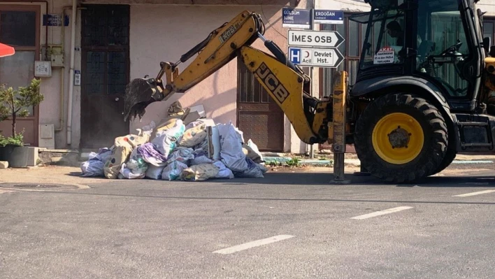 Dilovası'nda molozlar toplanıyor