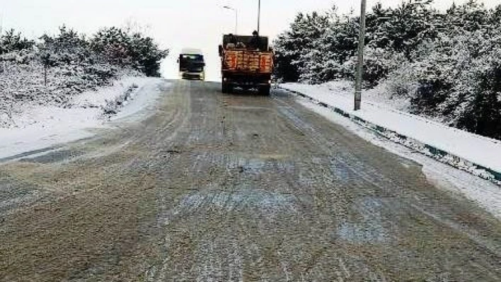 Dilovası'nda yollar buza karşı tuzlanıyor