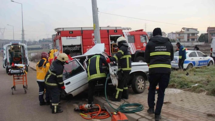 Direğe çarpan otomobilde sıkışan sürücüyü zamanla yarışarak kurtardılar