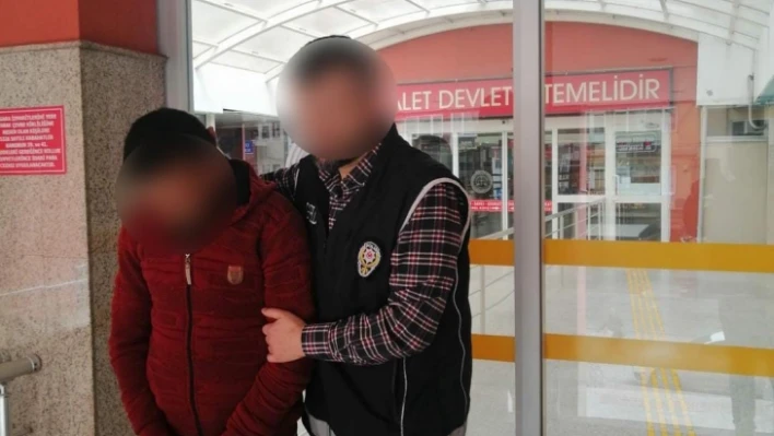 Durdurulan araçtan 6 düzensiz göçmen çıktı