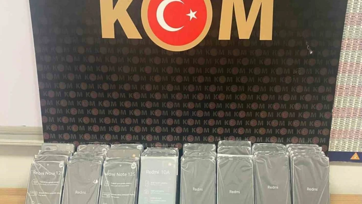 Durdurulan araçtan gümrük kaçağı telefonlar ele geçirildi