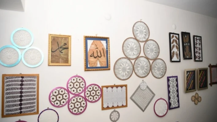 El emeği ürünleriyle evini sergi salonuna dönüştürdü