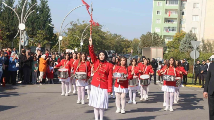 Ellerinde bayraklarla Cumhuriyet için yürüdüler