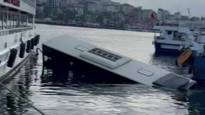 Eminönü'nde İETT otobüsü denize düştü