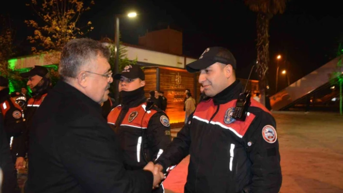 Emniyet müdürü sokağa indi, ekipleri tek tek denetledi