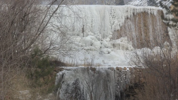 Erzincan'da kar yerini soğuk havaya bıraktı   