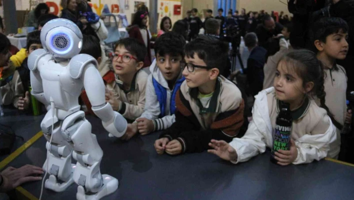 Bilim Şenliğinde öğrencilerin dikkatini çeken robot