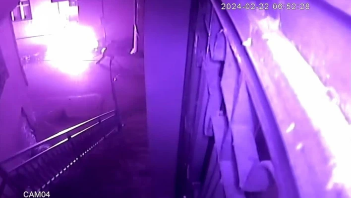 Eski kız arkadaşının evinin önüne benzin döküp yaktı: O anlar kamerada