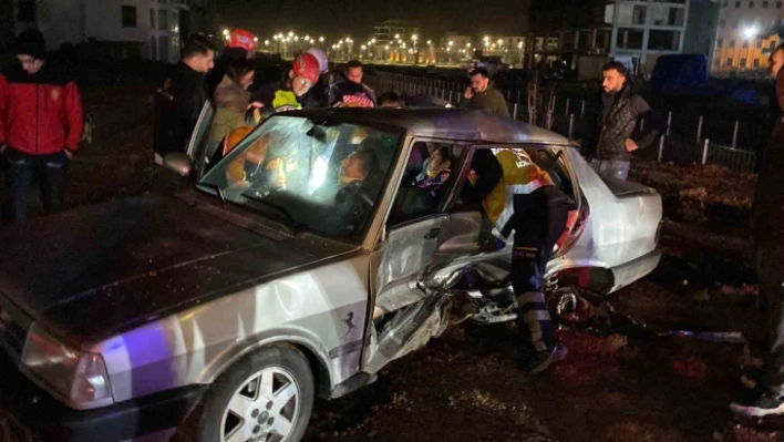 Evinin kapısını açtığı depremzedelerin kullandığı otomobille çarpıştı