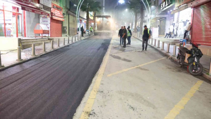 Fatih Caddesi'ne 560 ton asfalt serildi