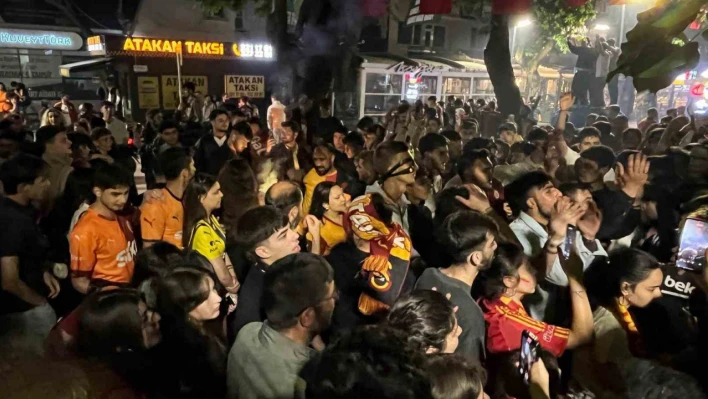 Fenerbahçe forması ile Galatasaray'ın şampiyonluğunu kutladı