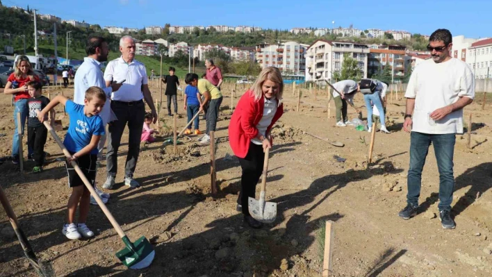 Fidanlar şehitler için toprakla buluşturuldu