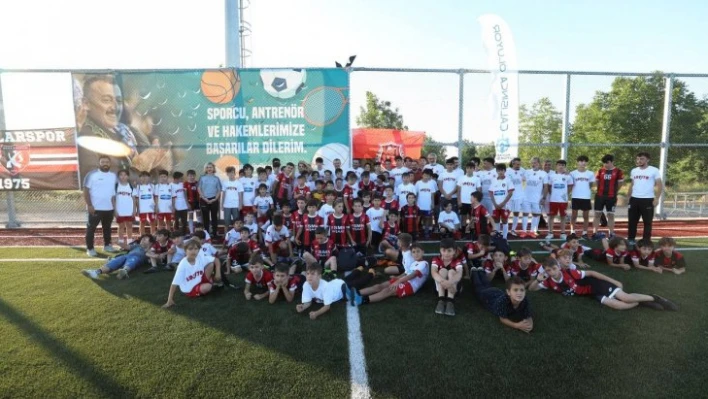 FIFA standartlarına uygun şekilde inşa edilen spor tesisi açıldı