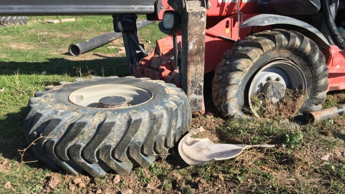 Freni boşalan iş makinası takla attı: 1 yaralı