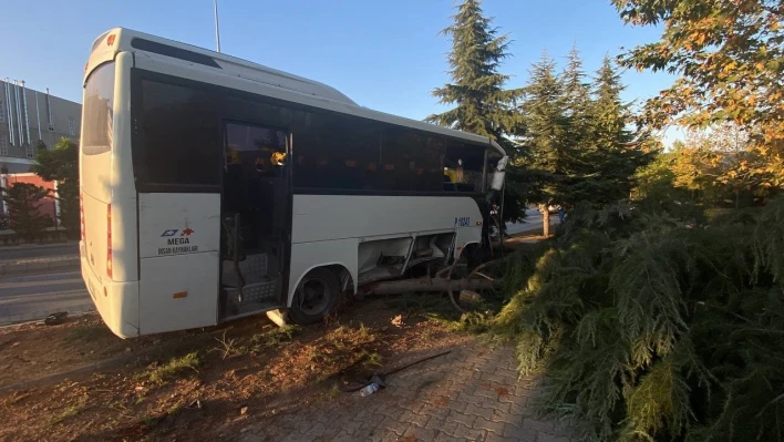 Freni patlayan servis midibüsü ağaçları biçti: 2 yaralı