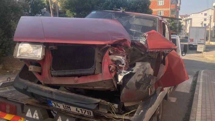 Freni tutmayan otomobil servis aracına çarptı: 6 yaralı