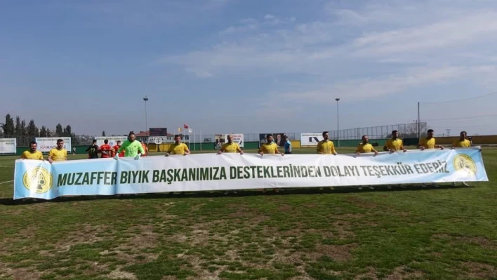 Futbolculardan Başkan Bıyık'a teşekkür pankartı