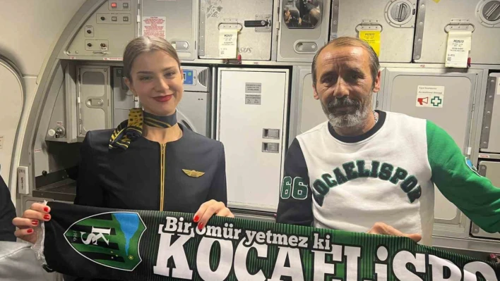 Kocaelispor'lu taraftarın galibiyet sevinci uçakta hostese beste yaptırdı