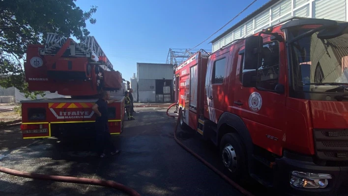 Gebze'de boya fabrikasının deposunda çıkan yangın söndürüldü