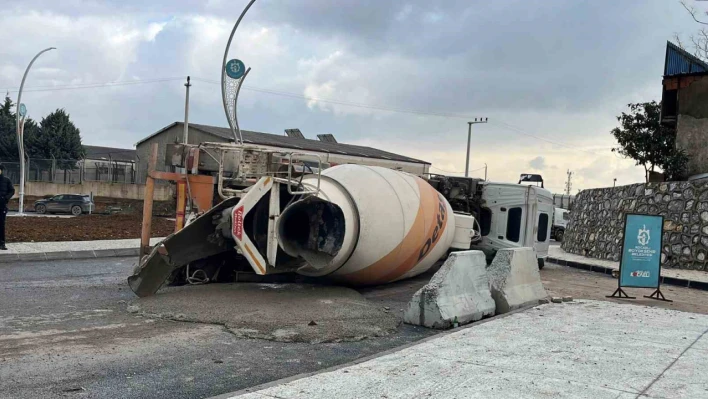 Gebze'de beton mikseri devrildi! Sürücü kazayı yara almadan atlattı