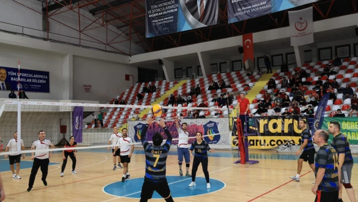 Gebze'de öğretmenler voleybol turnuvasında buluştu