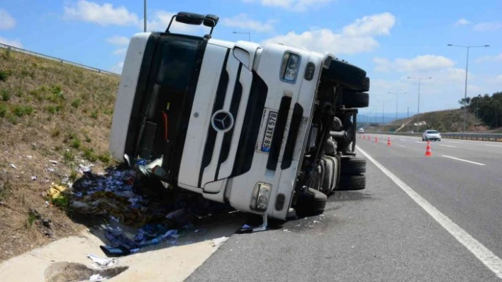 Geri dönüşüme gidecek kağıtları taşıyan tır Kuzey Marmara'da devrildi