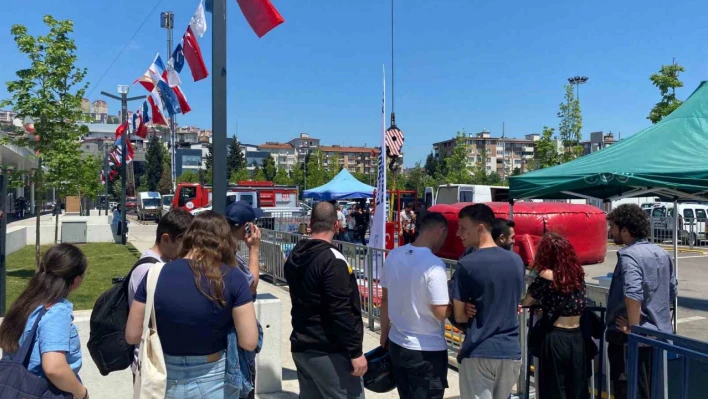 Gökyüzünde adrenalin dolu anlar: Çanakkale türküsünü söyledi