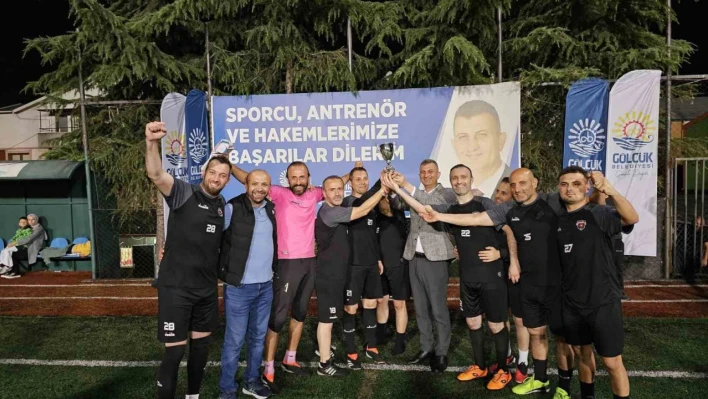 Gölcük Belediyesi 12. Birimler Arası Futbol Turnuvasında şampiyon Gençlik Spor