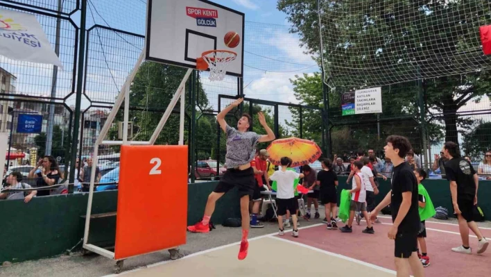 Gölcük Sahili'nde heyecan sırası sokak basketbolunda