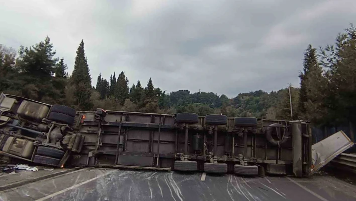 Gölcük'te devrilen tır yolu kapattı: 1 yaralı