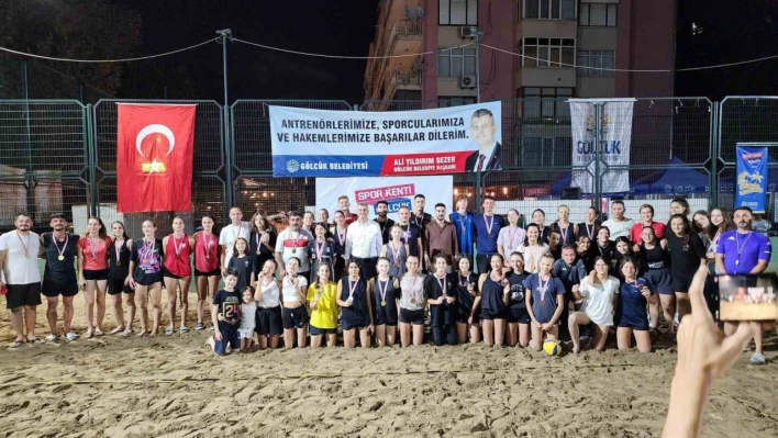 Gölcük'te plaj voleybolu çekişmeli anlara sahne oldu