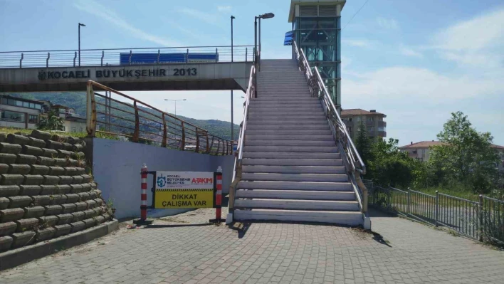 Gölcük'te üst geçitlerin bakımı yapılıyor
