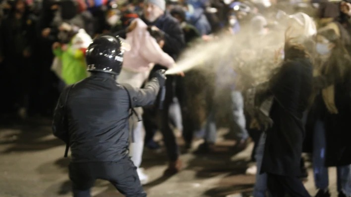 Gürcistan'da protestocularla polis arasında çatışma