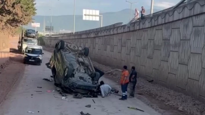 Hafif ticari araç 5 metre yükseklikten uçarak ters döndü: 2 yaralı