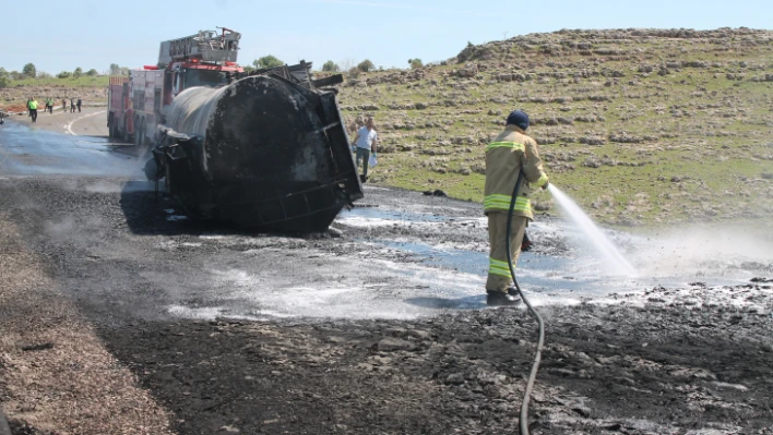 Ham petrol yüklü tır kamyonetle çarpıştı: 2 ölü, 4 yaralı